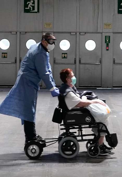 Ver silla de ruedas hospital con patinete electrico hoverboard