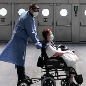 Ver silla de ruedas hospital con patinete electrico hoverboard