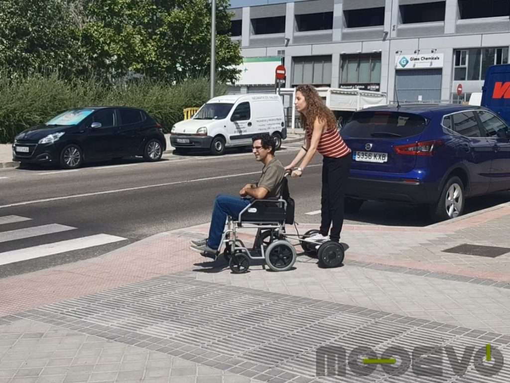 silla de ruedas con motor para acompañante mooevo
