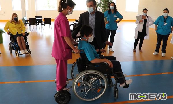 Ver sillas de ruedas en hospitales y residencias de mayores